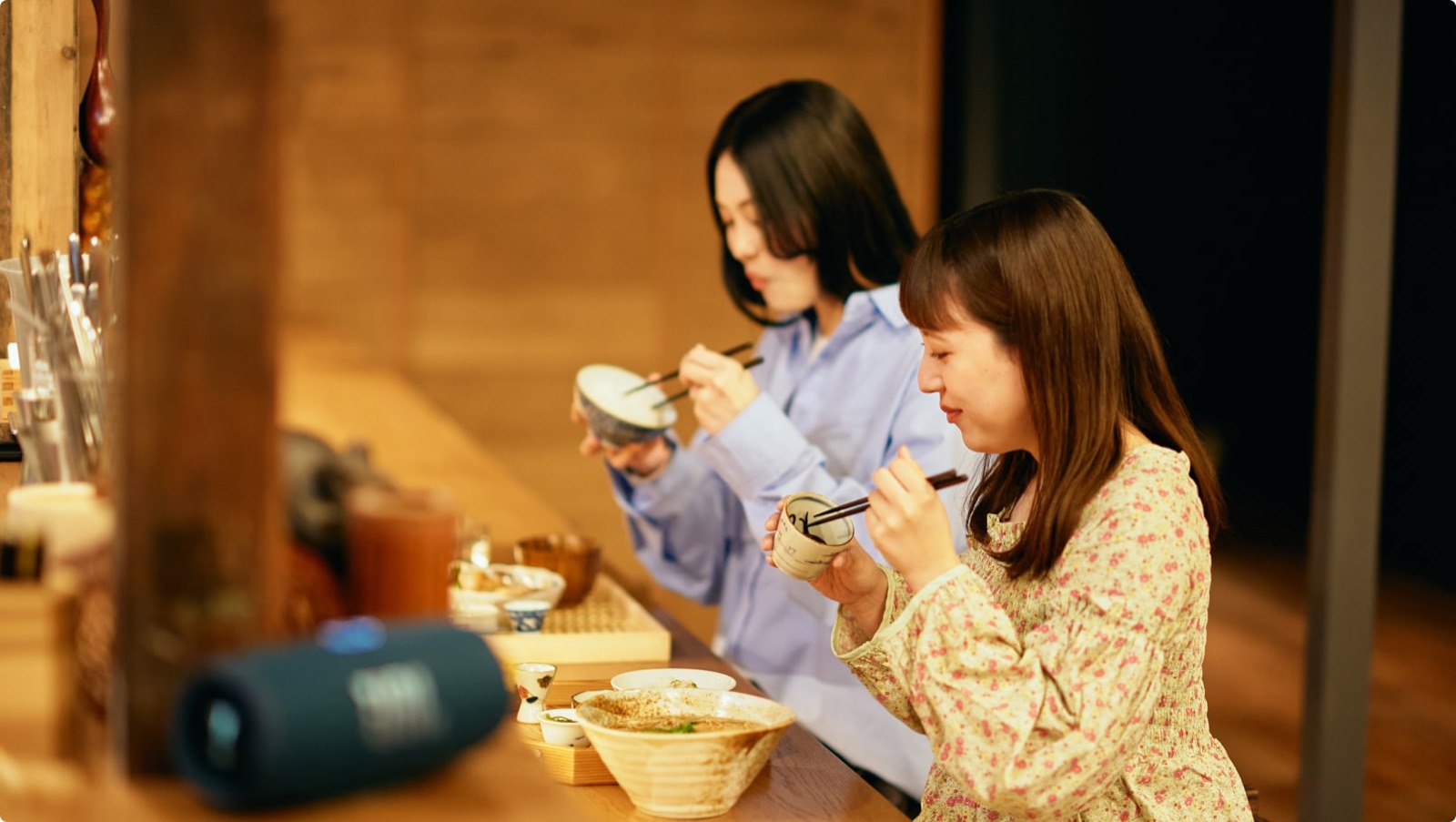 カウンターでの食事の様子
