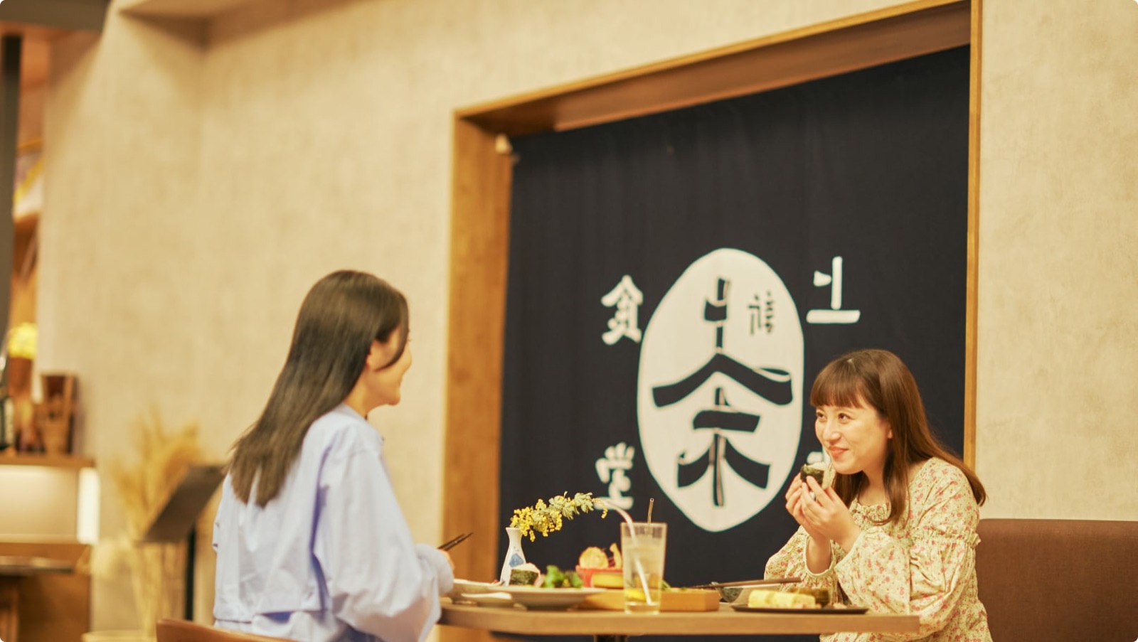 上木食堂の暖簾の前での食事