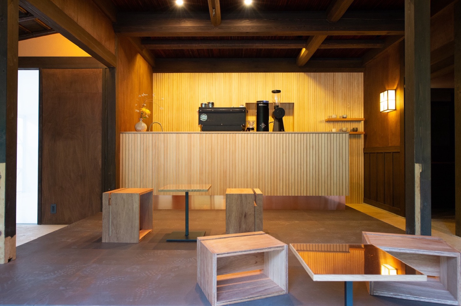 珈琲カウンターのある店内