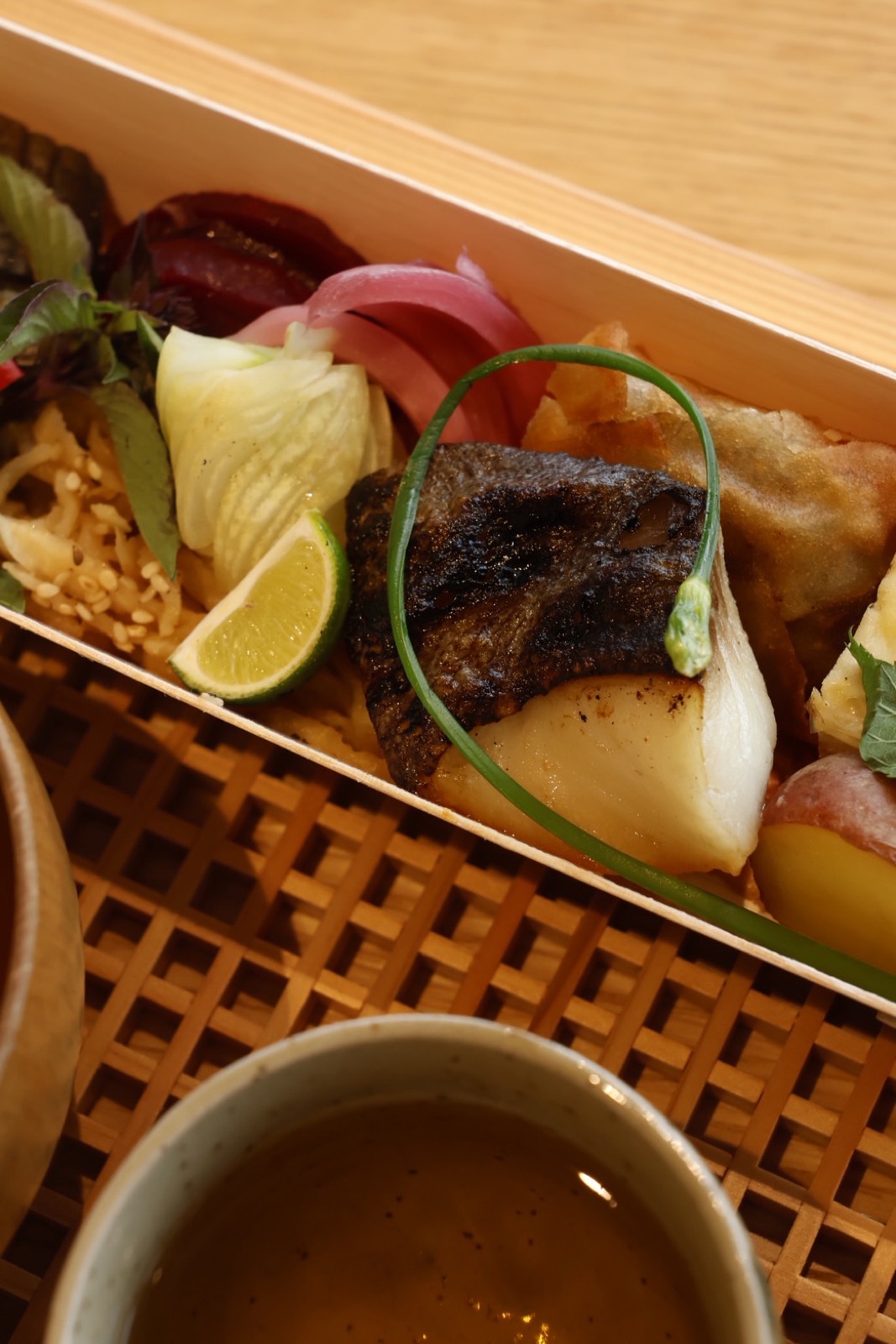 季節の食材を詰めたお弁当