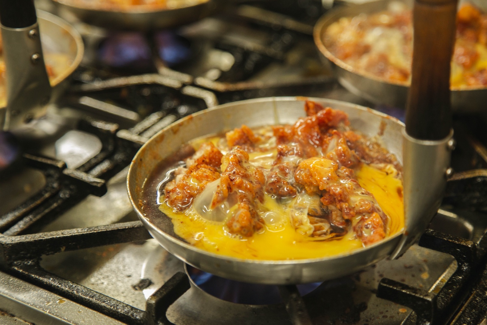 名物のからあげ丼を調理中