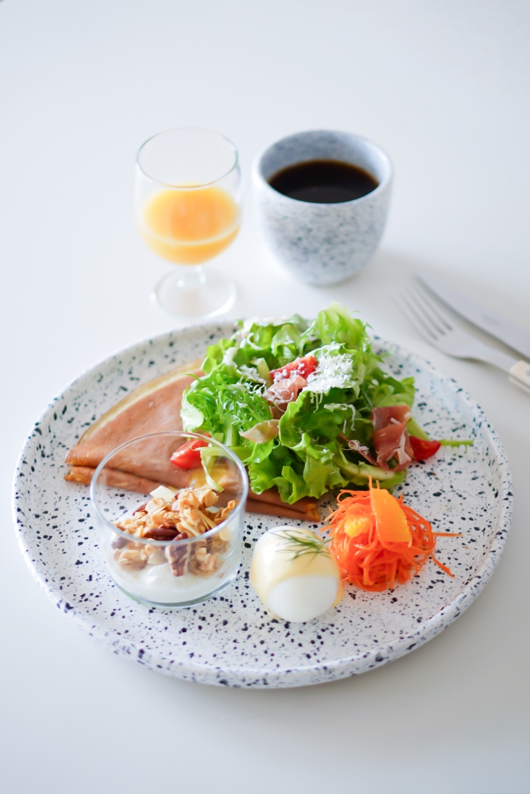 クレープとサラダの朝食プレート