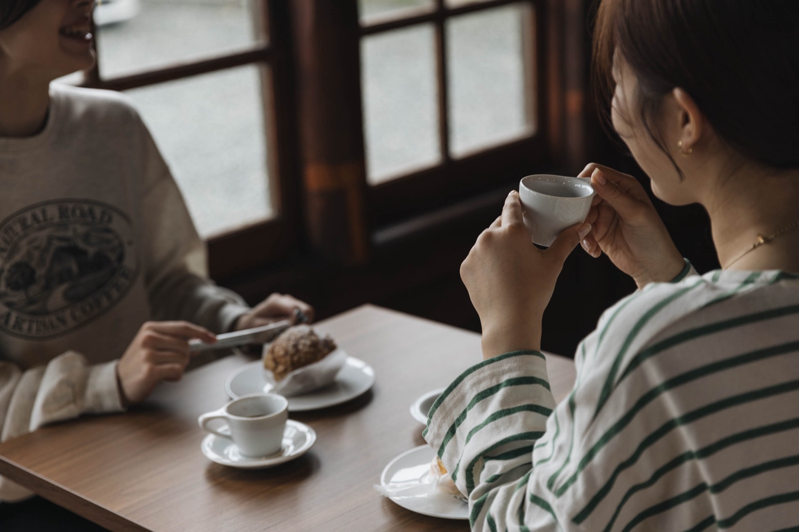 窓辺でコーヒーを楽しむ様子
