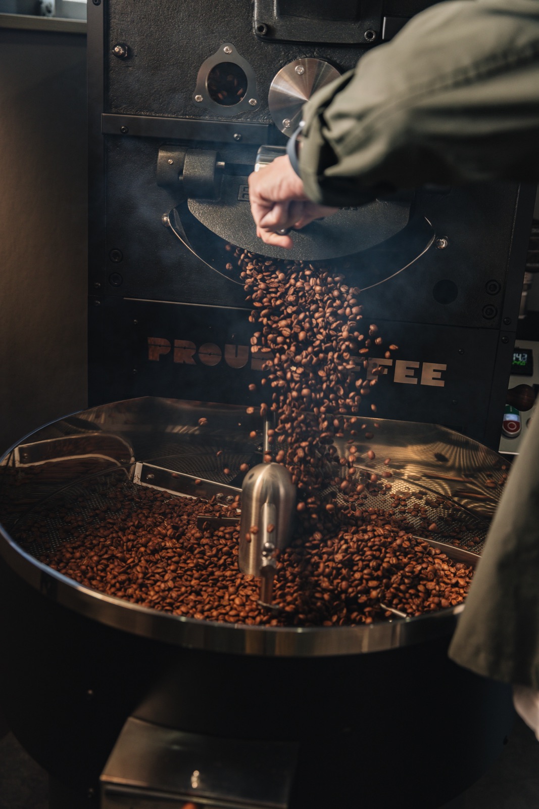 自家焙煎の焙煎機とコーヒー豆
