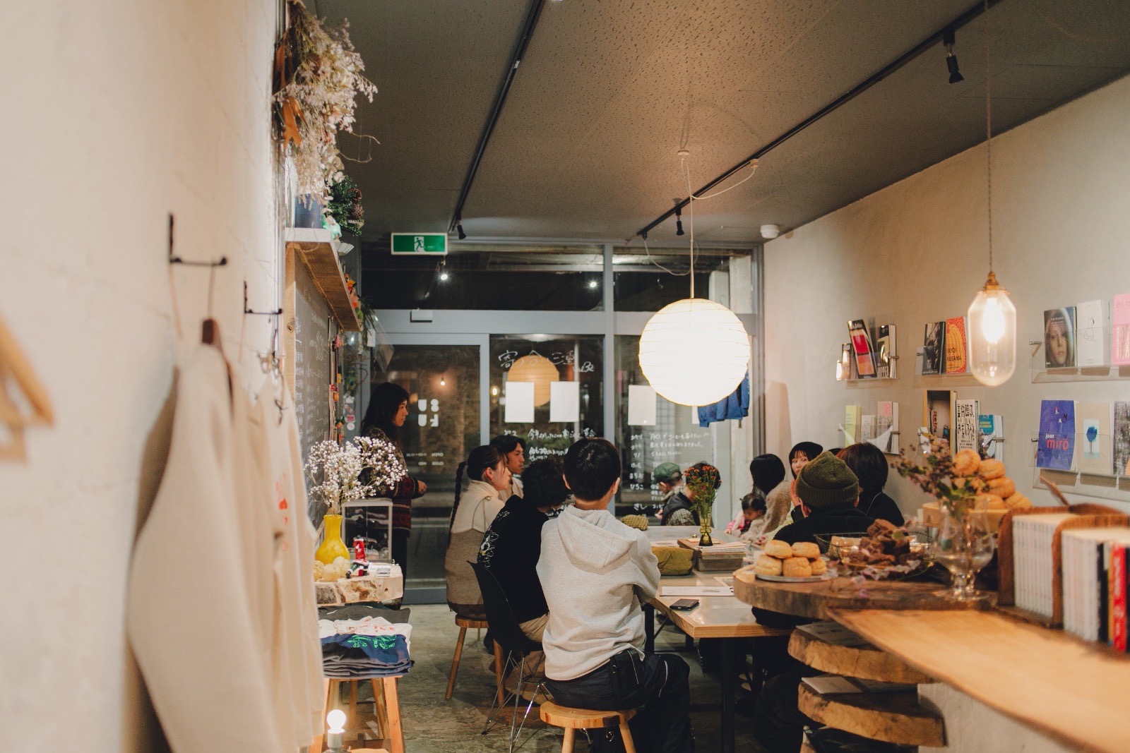 人が集う店内の様子